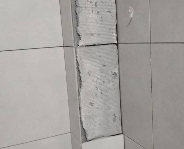 延边瓷砖空鼓维修公司分享下瓷砖施工前基层浇水润湿程度不足，可能导致以下问题